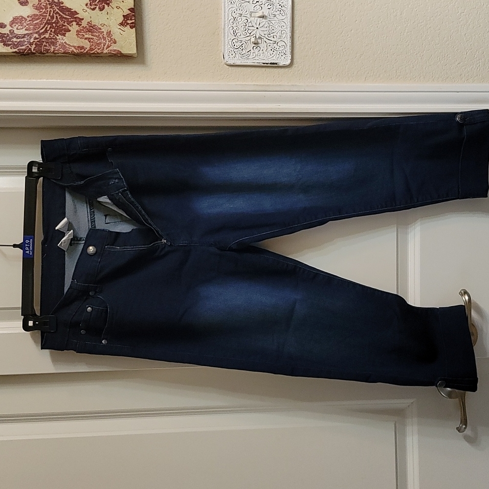 Women's Size 8 Stretchy Denim Capris